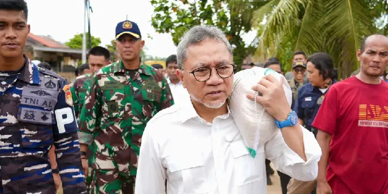 Zulhas di Lokasi Banjir Padang dan Sorotan Publik atas Aksi Membawa Beras
